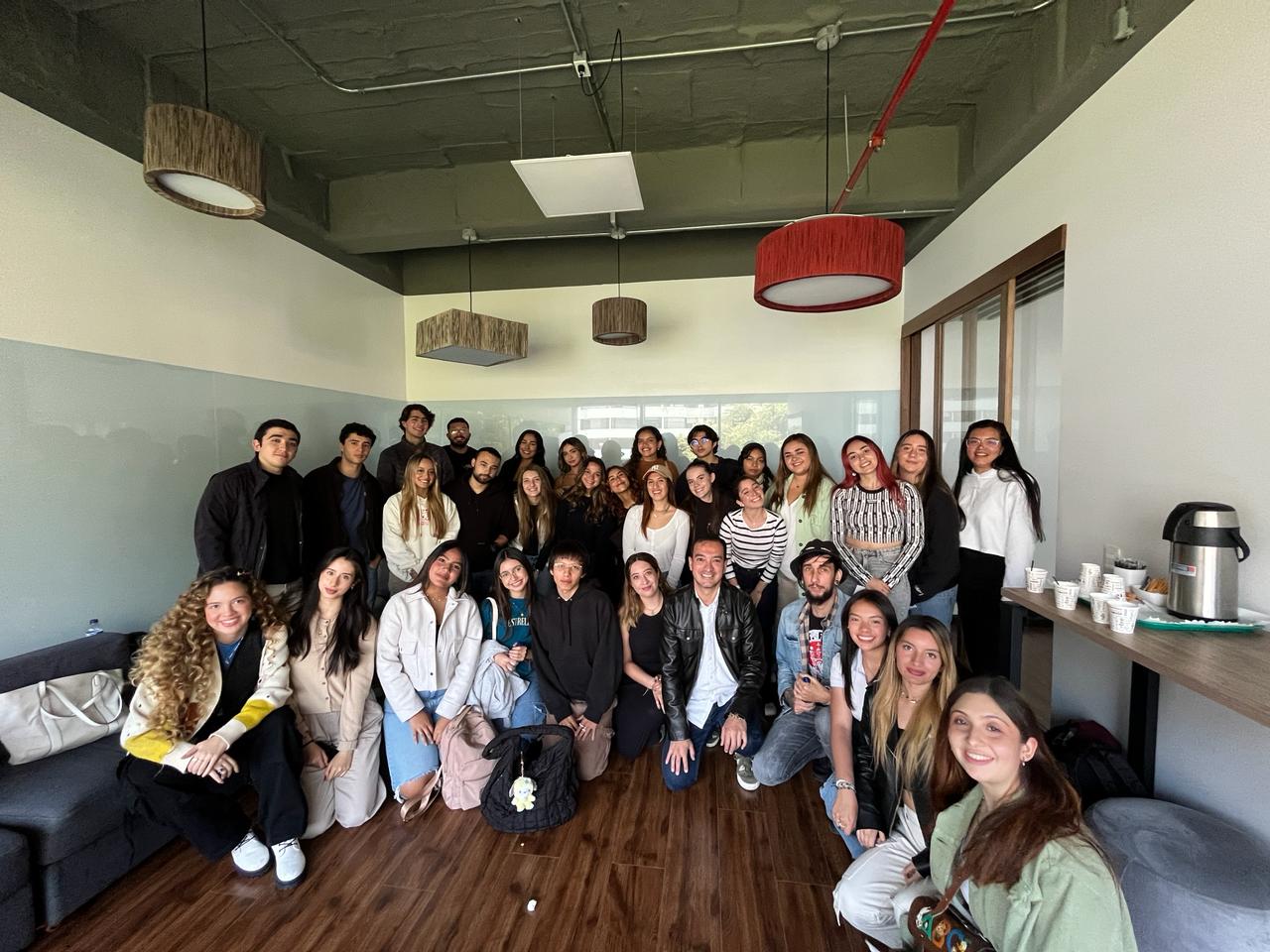 35 estudiantes del curso Creatividad Publicitaria de la Carrera de Comunicación Social visitaron la Agencia de Publicidad Proximity. #Estudiantes FCyL